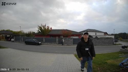 Mladíci pohybující se v obci